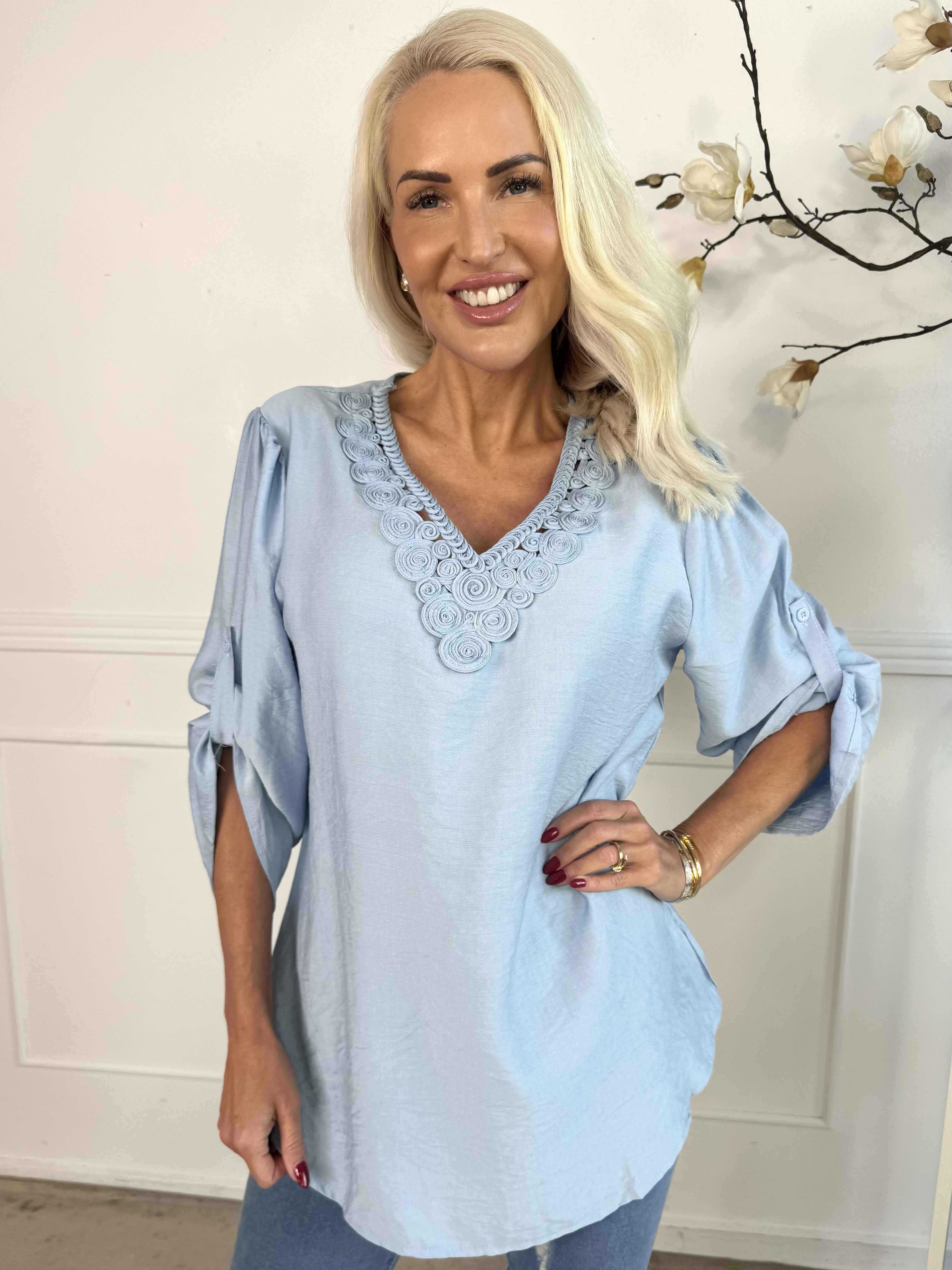 Gina - Bluse i bomuld med detaljeret v-udskæring